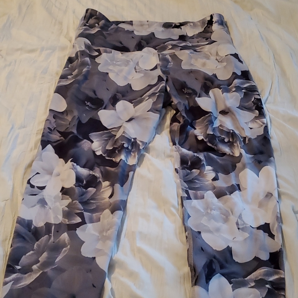 Grey scale floral leggings